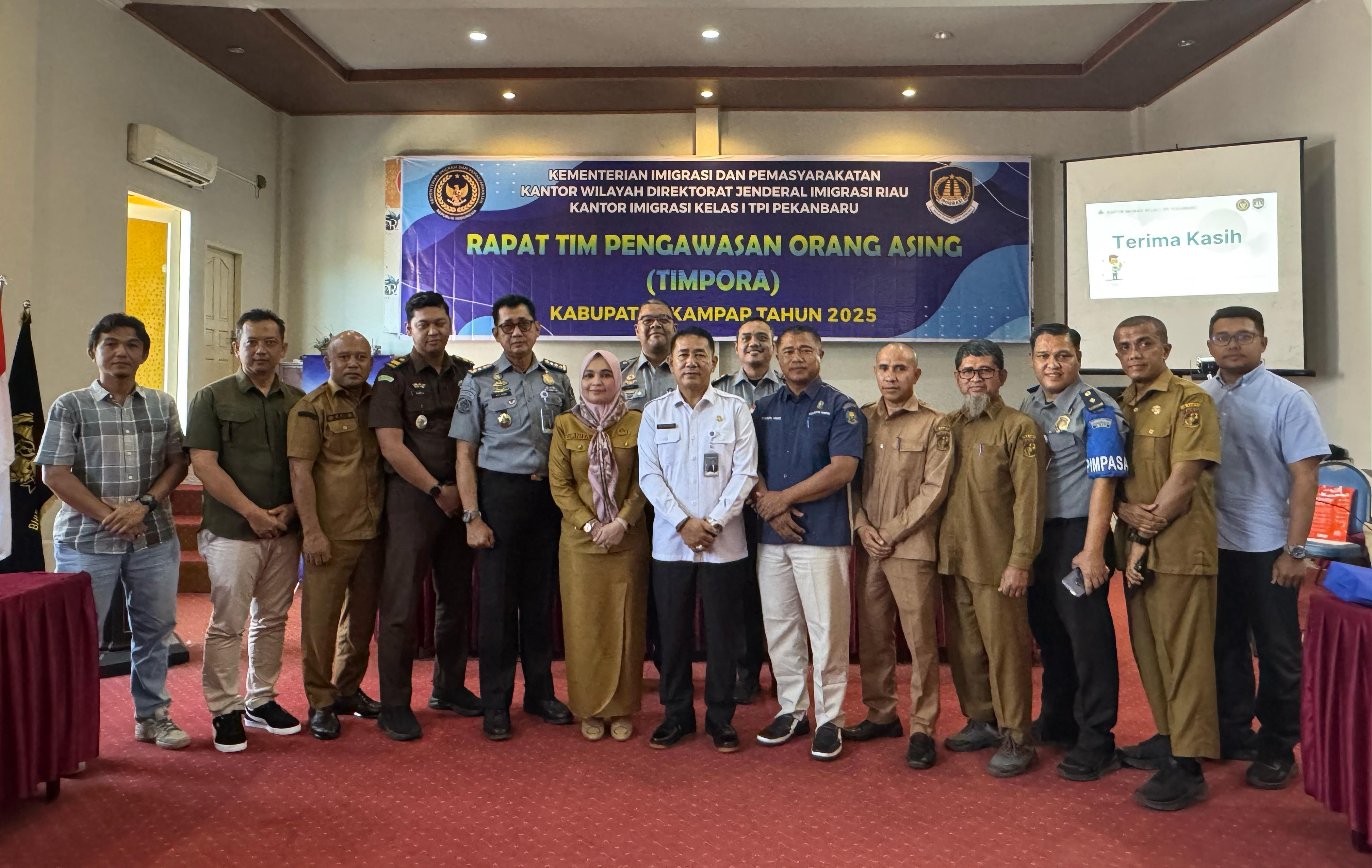 SINERGI TEGAS AWASI WNA, IMIGRASI PEKANBARU GELAR RAPAT TIMPORA DI KAMPAR