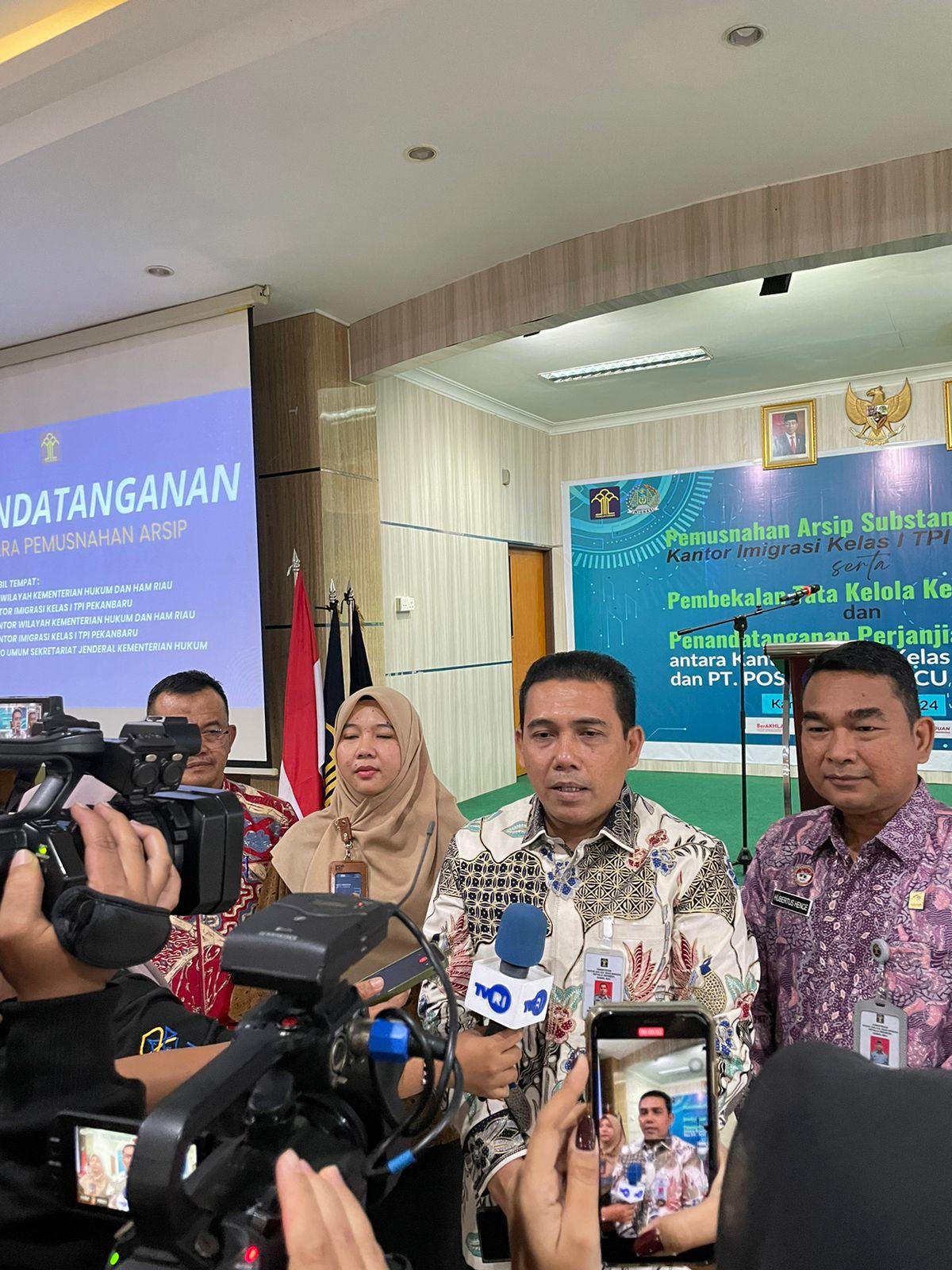PERMUDAH LAYANAN, IMIGRASI PEKANBARU DAN PT POS INDONESIA JALIN KERJA SAMA ANTAR PASPOR LANGSUNG KE RUMAH