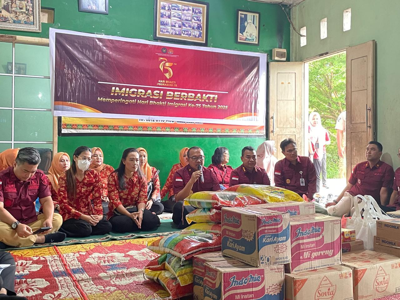SAMBUT HARI BHAKTI IMIGRASI KE-75, KANWIL DITJENIM RIAU BERSAMA IMIGRASI PEKANBARU BERBAGI KASIH DALAM PROGRAM IMIGRASI BERBAKTI