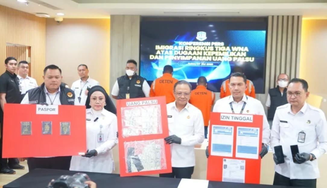 IMIGRASI RINGKUS TIGA WNA ATAS DUGAAN KEPEMILIKAN DAN PENYIMPANAN UANG PALSU