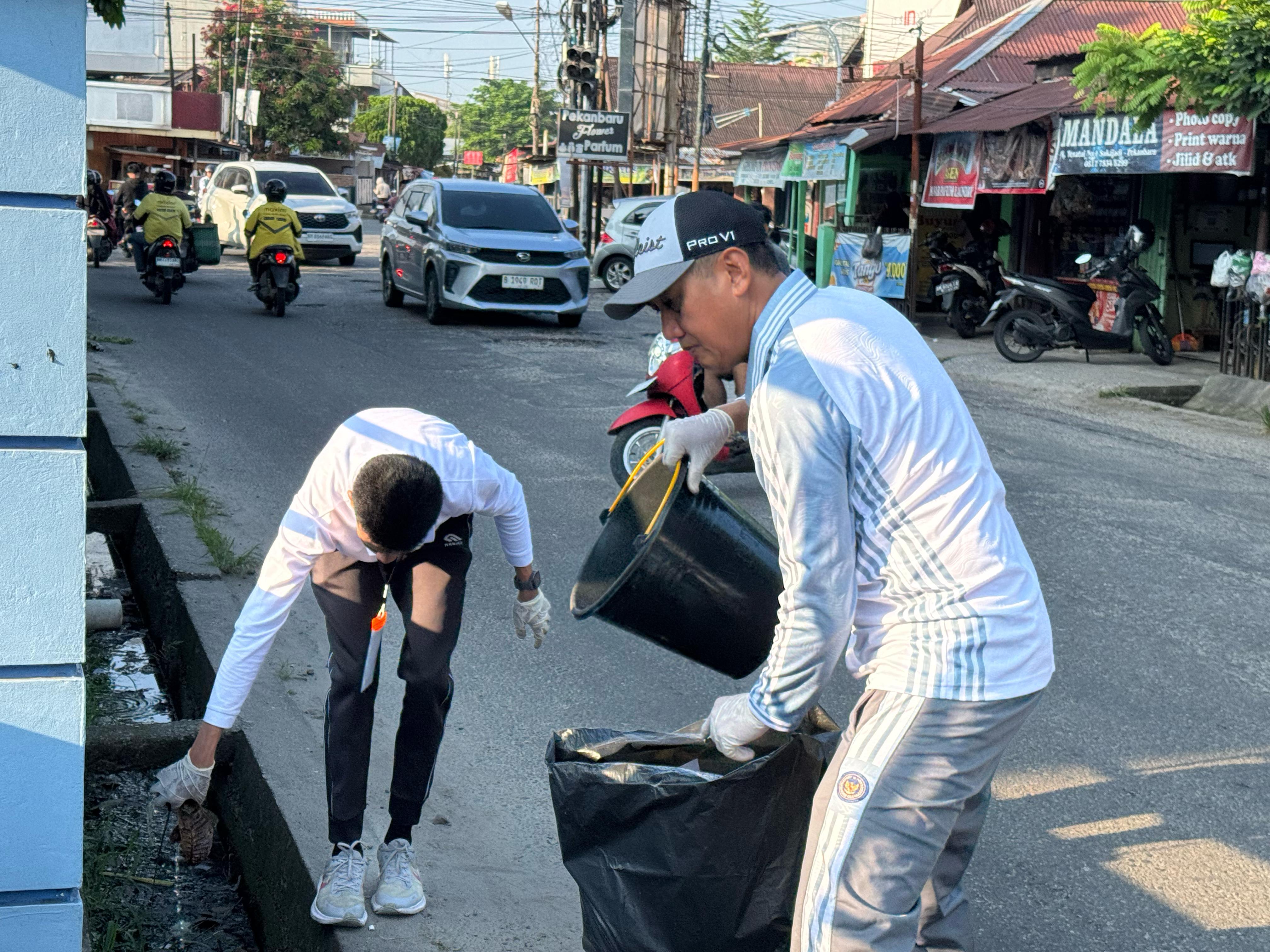 Gotong Royong Bersih-Bersih Warnai Semangat Kebersamaan di Kantor Imigrasi Kelas I TPI Pekanbaru