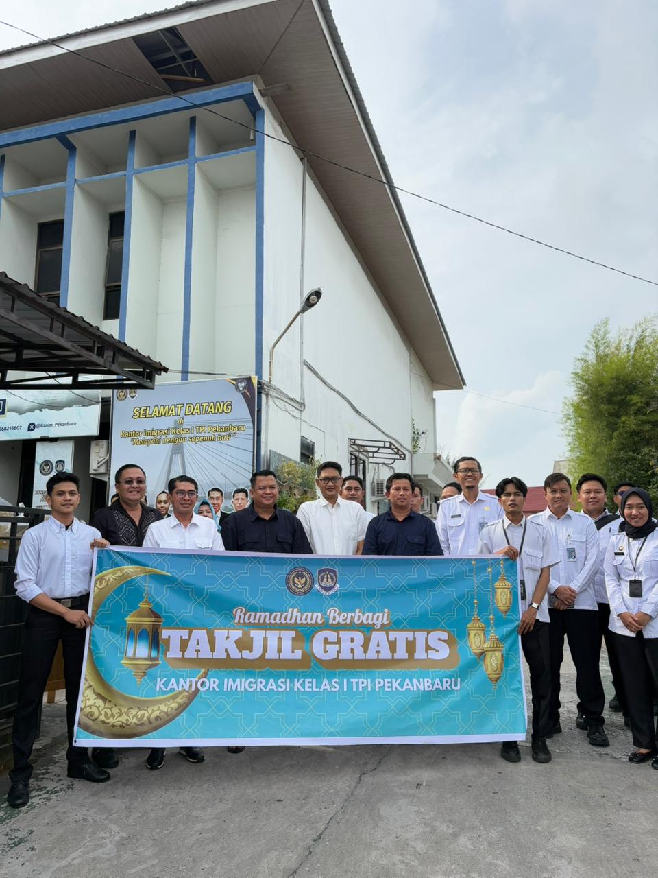 Tebar Berkah Ramadhan, Imigrasi Pekanbaru Hadirkan Senyum Lewat Takjil Gratis