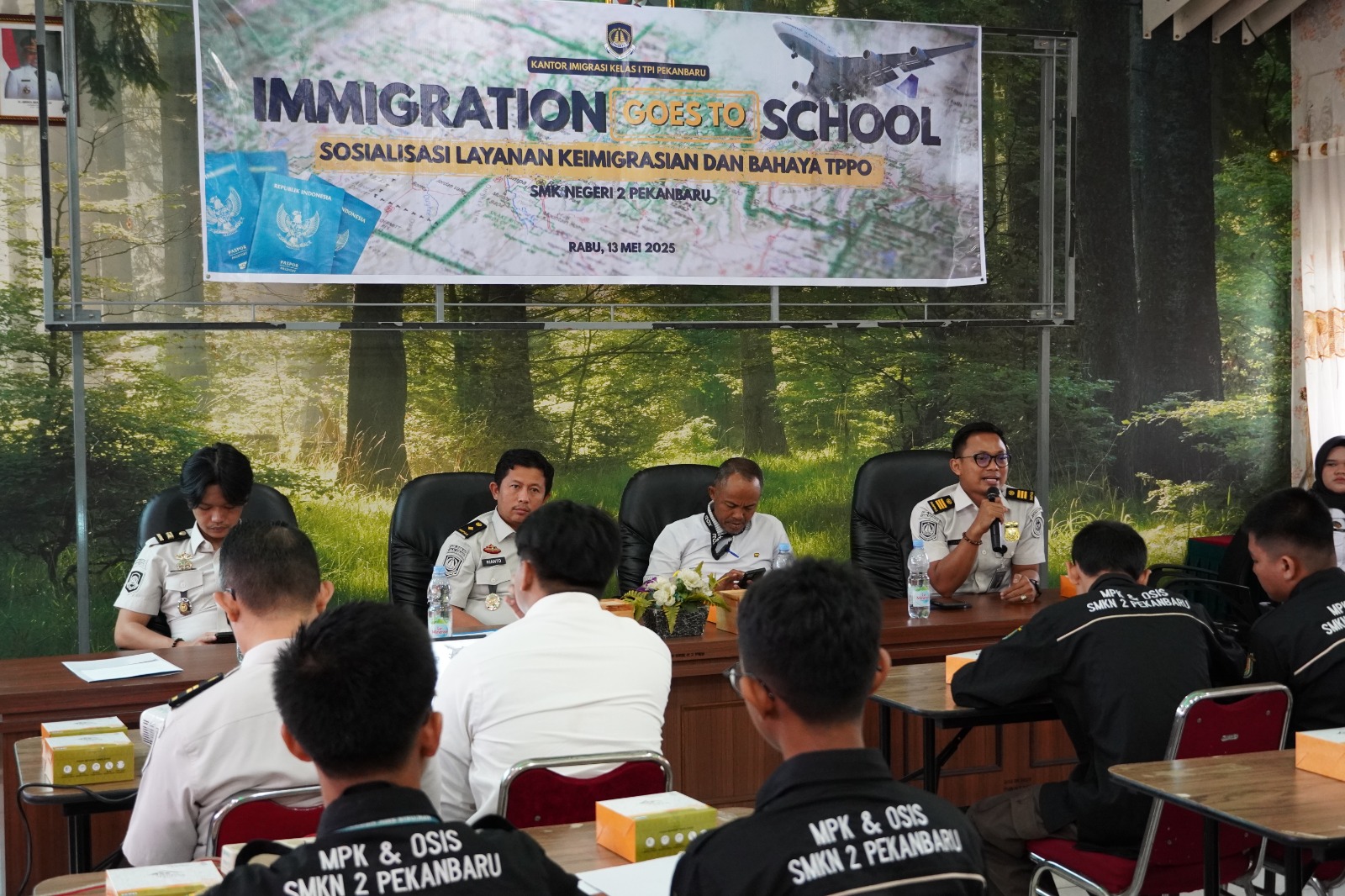 Imigrasi Pekanbaru Edukasi Pelajar SMKN 2 tentang Layanan Keimigrasian dan Bahaya TPPO