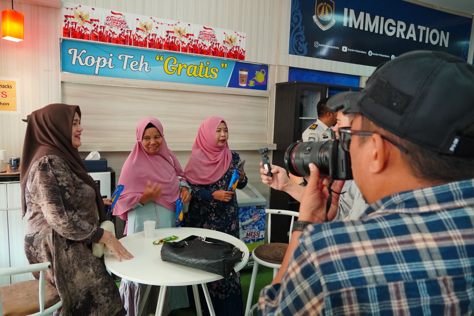 Media Tour di Imigrasi Pekanbaru, Sejumlah Media Tinjau Langsung Transparansi Pelayanan Keimigrasian